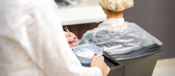 Parrucchiere Sta Preparando Tintura Bianca Contenitore Sfondo Femminile Cliente — Foto Stock