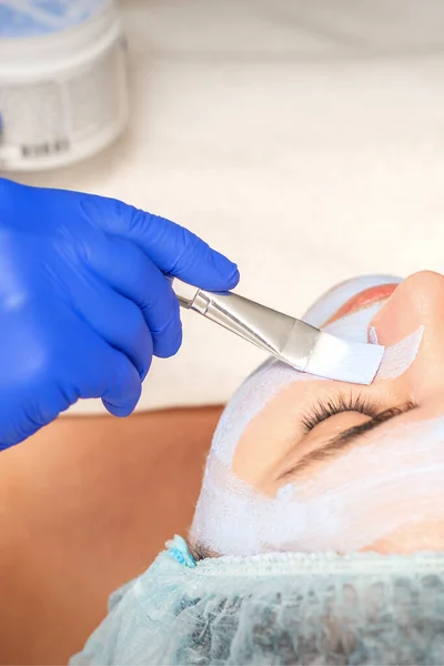 Jovem Mulher Recebendo Procedimento Para Aplicação Máscara Facial Por Escova — Fotografia de Stock