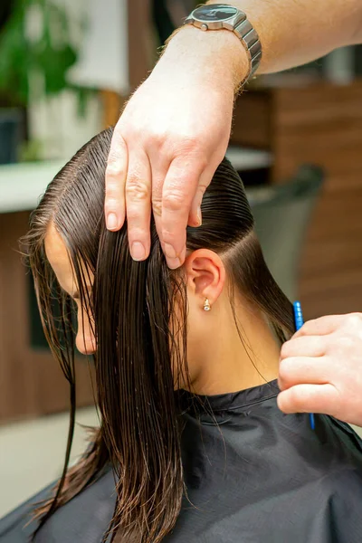 Handen Van Een Kapper Kammen Het Haar Van Een Jonge — Stockfoto