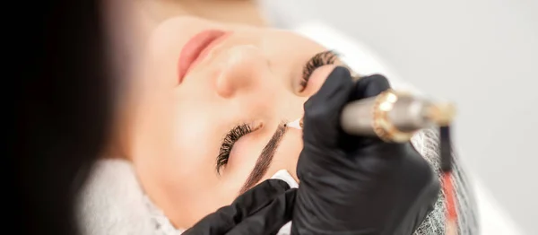 Esteticista Aplicando Maquillaje Permanente Las Cejas Mujer Joven Por Máquina — Foto de Stock