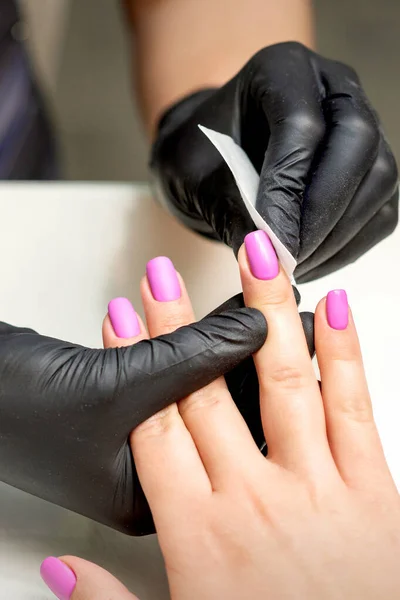 Maniküre Reinigt Rosa Nagellack Auf Weiblichen Fingernägeln Nach Maniküre Eingriff — Stockfoto