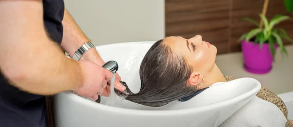 Mężczyzna Fryzjer Płucze Włosy Młody Kobieta Szampon Salon Fryzjerski — Zdjęcie stockowe