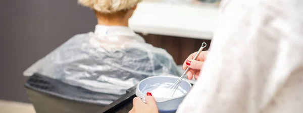Fryzjer Przygotowuje Biały Barwnik Pojemniku Tle Klienta Kobiety — Zdjęcie stockowe
