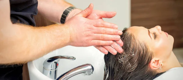 Piękna Młoda Kobieta Myje Włosy Przez Ręce Męskiego Fryzjera Salonie — Zdjęcie stockowe