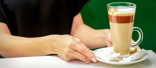 Primer Plano Del Camarero Femenino Taza Café Con Leche Con — Foto de Stock