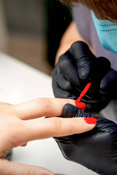 Manicurist Med Skyddsmask Och Handskar Som Applicerar Rött Nagellack Kvinnliga — Stockfoto