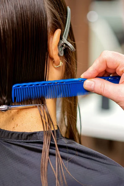 Widok Tyłu Mężczyzna Fryzjer Obcina Włosy Młodej Kobiety Siscors Grzebień — Zdjęcie stockowe