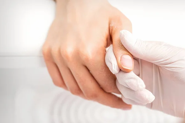 Manicure Houdt Duim Van Vrouw Vast Tijdens Een Manicure Procedure — Stockfoto