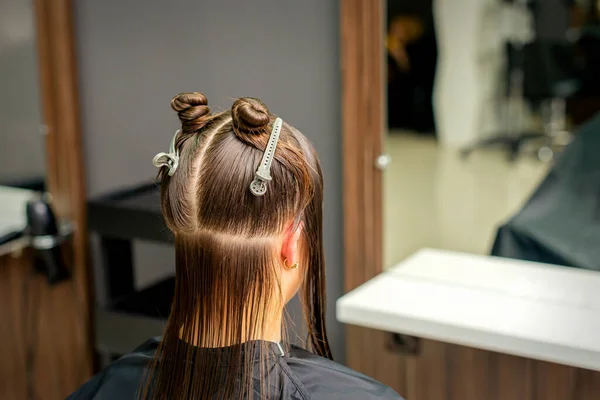 Разделили Женские Волосы Секции Клипами Парикмахерской — стоковое фото