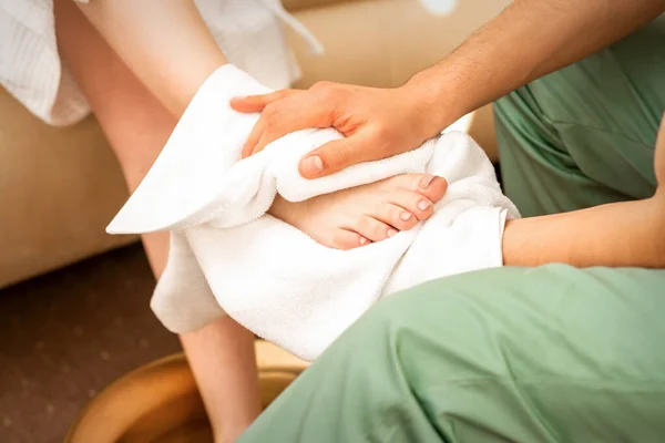 Masseur Limpando Pernas Mulher Depois Uma Massagem Nos Pés Salão — Fotografia de Stock