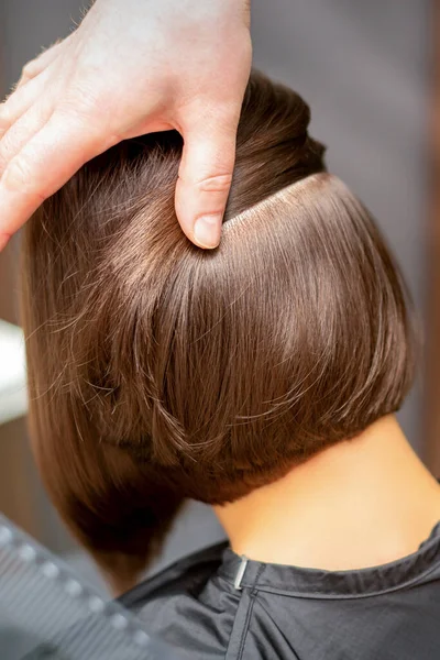 Coiffeur Vérifie Coiffure Brune Courte Une Jeune Femme Dans Salon — Photo