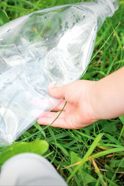 Usado Bolsa Plástico Vacía Las Manos Una Niña Mientras Limpiaba — Foto de Stock