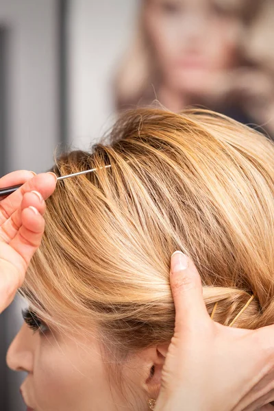 Uma Jovem Mulher Recebendo Seu Cabelo Feito Salão Beleza — Fotografia de Stock