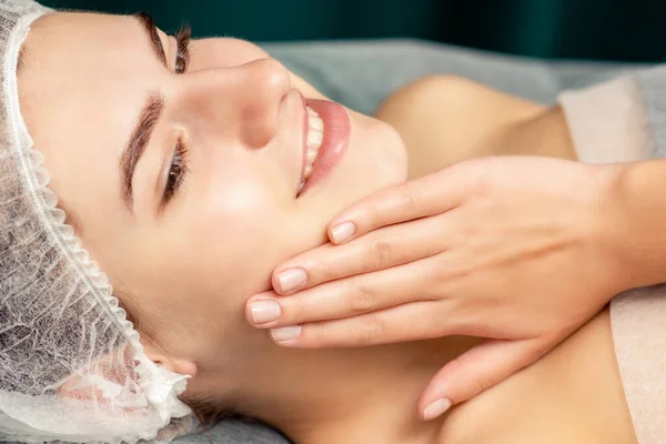 Mooie Jonge Vrouw Liggen Aanraken Gezichtshuid Cosmetische Ingrepen Spa — Stockfoto