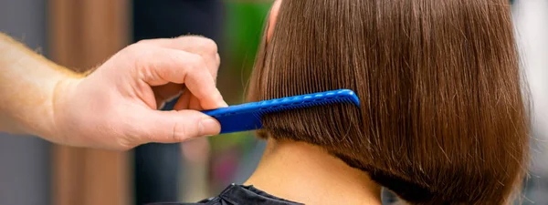 Visão Traseira Cabeleireiro Masculino Pentear Cabelo Curto Mulher Salão — Fotografia de Stock