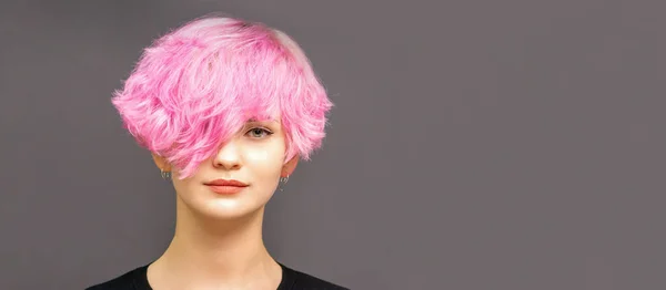 Retrato Moda Modelo Jovem Mulher Com Cabelo Rosa Tingido Elegante — Fotografia de Stock