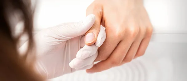 Manikiurzystka Trzyma Kciuk Kobiety Podczas Zabiegu Manicure Salonie Paznokci — Zdjęcie stockowe