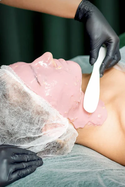 Para Ahli Kosmetologi Menerapkan Masker Alginik Wajah Seorang Wanita Muda — Stok Foto