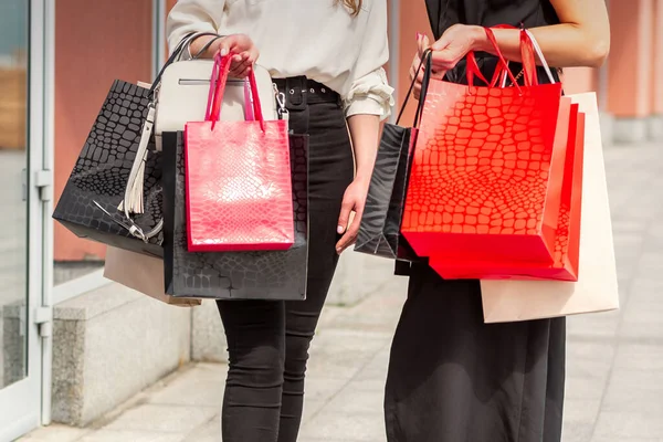 Dos Mujeres Jóvenes Con Bolsas Compras Pie Cerca Del Centro —  Fotos de Stock