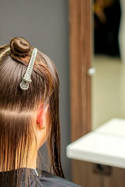 Friseursalon Die Haare Von Frauen Abschnitte Mit Clips Unterteilt — Stockfoto