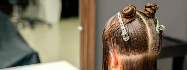 Friseursalon Die Haare Von Frauen Abschnitte Mit Clips Unterteilt — Stockfoto