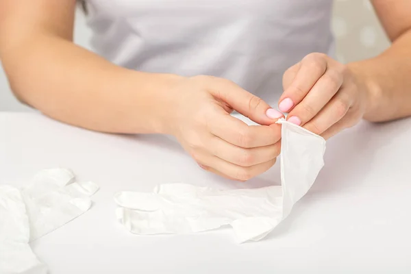 Fechar Mãos Médico Coloca Luvas Látex Branco Mesa Branca Limpa — Fotografia de Stock