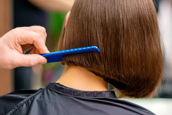 Rückansicht Eines Männlichen Friseurs Der Kurze Haare Einer Frau Salon — Stockfoto