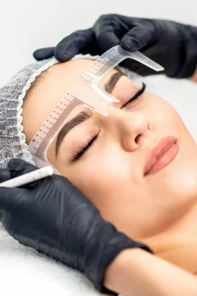 Esteticista Está Midiendo Las Cejas Con Regla Antes Tatuar Las — Foto de Stock