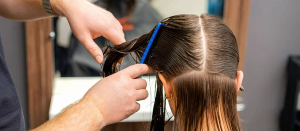 Руки Перукаря Розчісує Волосся Молодої Жінки Розбиті Секції Перукарні — стокове фото