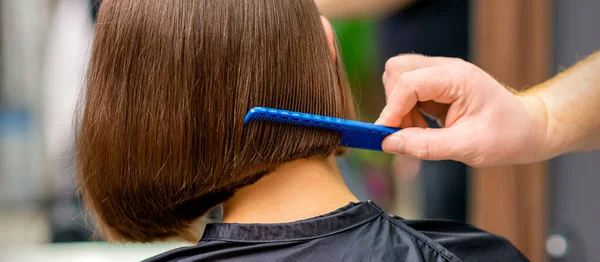 Rückansicht Eines Männlichen Friseurs Der Kurze Haare Einer Frau Salon — Stockfoto