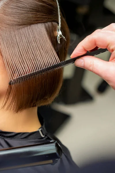 Nahaufnahme Eines Friseurs Der Kurze Braune Haare Mit Haarbügeleisen Einem — Stockfoto