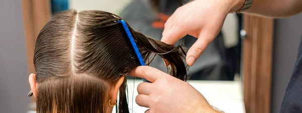 Hände Eines Friseurs Beim Kämmen Der Haare Einer Jungen Frau — Stockfoto