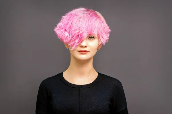 Retrato Moda Modelo Jovem Mulher Com Cabelo Rosa Tingido Elegante — Fotografia de Stock