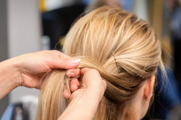 Close Das Mãos Cabeleireiro Trançando Cabelo Cliente Salão Beleza — Fotografia de Stock