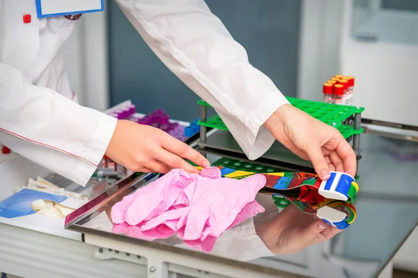 Mãos Médico Preparam Ferramentas Para Amostragem Sangue Laboratório — Fotografia de Stock