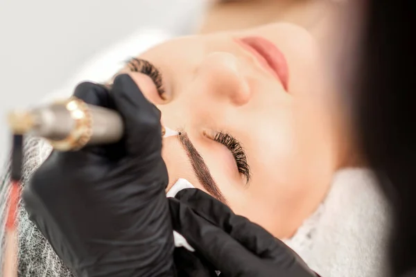 Beautician Applying Permanent Makeup Eyebrows Young Woman Special Tattoo Machine — Stock Photo, Image