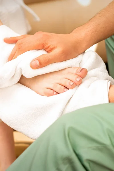 Masajista Limpiando Las Piernas Mujer Después Masaje Pies Salón Spa — Foto de Stock