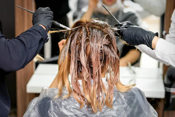 Dos Las Manos Del Peluquero Colorean Cabello Femenino Con Cepillo —  Fotos de Stock