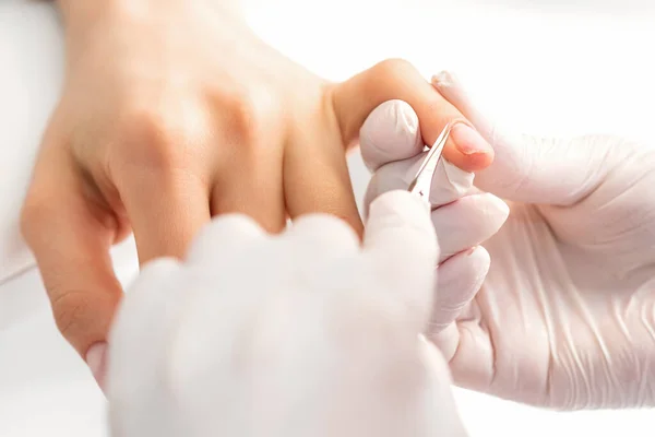 Manicure Meester Het Verwijderen Van Nagelriemen Met Een Nagel Schaar — Stockfoto