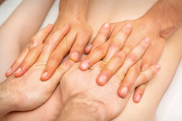 Mãos Massageiam Paciente Atrás Dois Massagistas Fazer Massagens Fechar — Fotografia de Stock