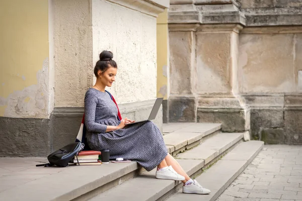 Ein Glücklicher Student Teenageralter Arbeitet Freien Einem Laptop — Stockfoto