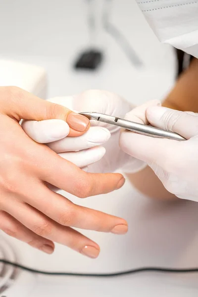 Manicure Meester Het Verwijderen Van Nagelriemen Met Een Nagel Clipper — Stockfoto