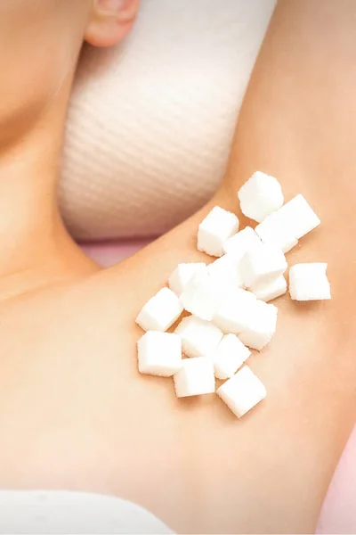 驚くべき概念 若い女性の脇に横に白い砂糖のキューブ — ストック写真