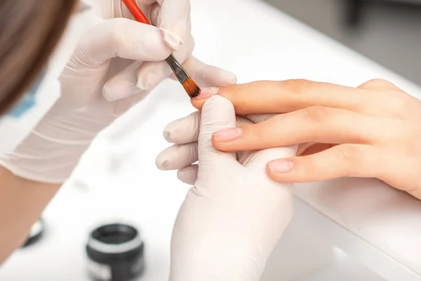 Manicure Master Bedekt Vrouwelijke Nagels Met Transparante Nagellak Een Nagelsalon — Stockfoto