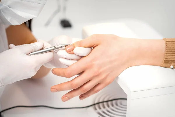 Manicura Maestro Eliminación Cutículas Con Una Cortadora Uñas Salón Uñas — Foto de Stock