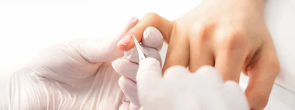 Manicure Master Usuwa Naskórek Nożyczkami Paznokci Salonie Paznokci — Zdjęcie stockowe