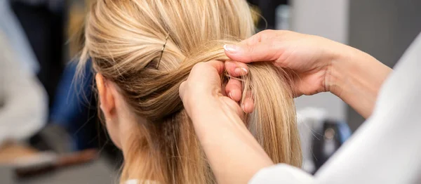 Primer Plano Las Manos Del Peluquero Trenzando Cabello Del Cliente —  Fotos de Stock