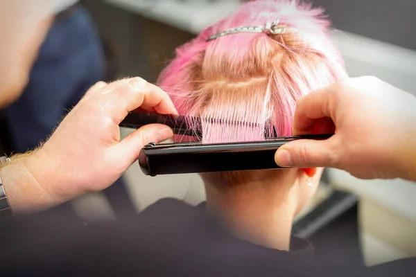 Close Back View Mãos Cabeleireiro Endireitando Cabelo Rosa Curto Com — Fotografia de Stock