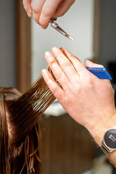 Großaufnahme Männlicher Friseurhände Schneidet Weibliche Haare Einem Friseursalon Selektiver Fokus — Stockfoto