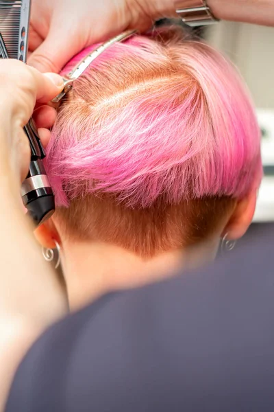 Cabeleireiro Belisca Cabelo Com Clipe Antes Fazer Penteado Salão Cabeleireiro — Fotografia de Stock